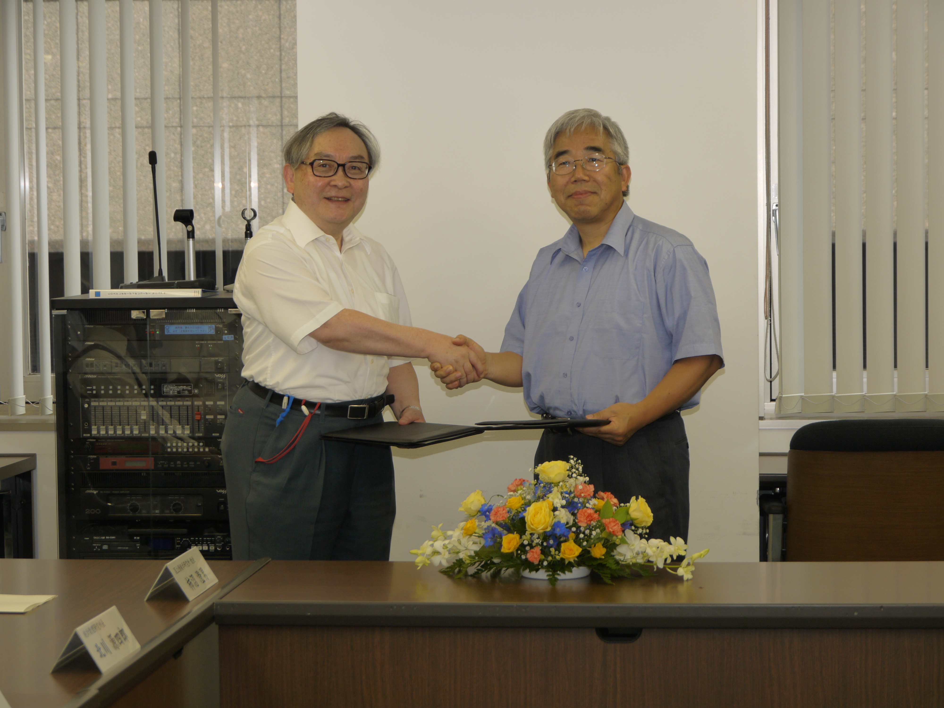 写真１：握手をする堀田機構長と統計センター戸谷理事長