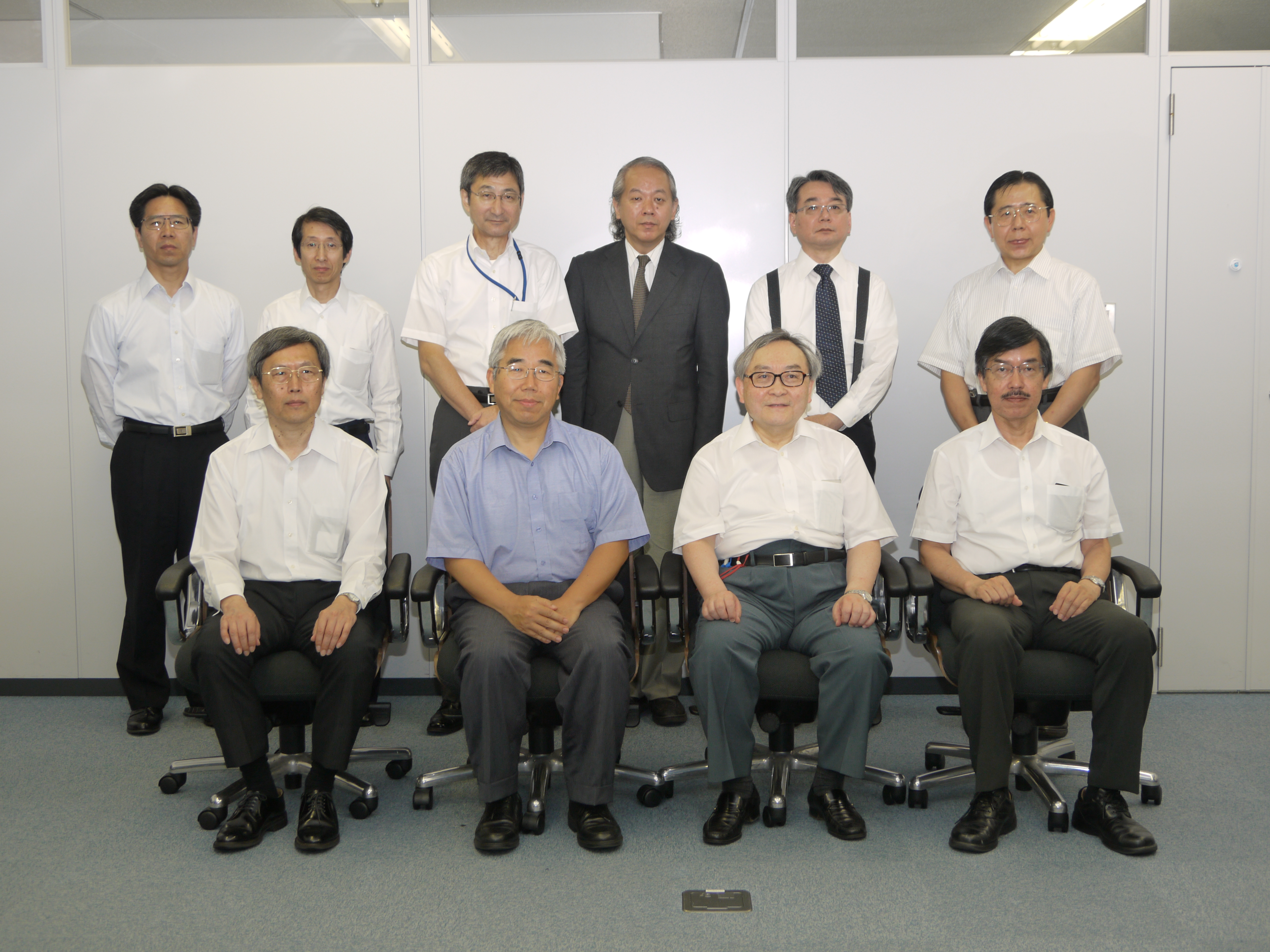 写真３：堀田機構長，戸谷理事長を囲んで記念撮影